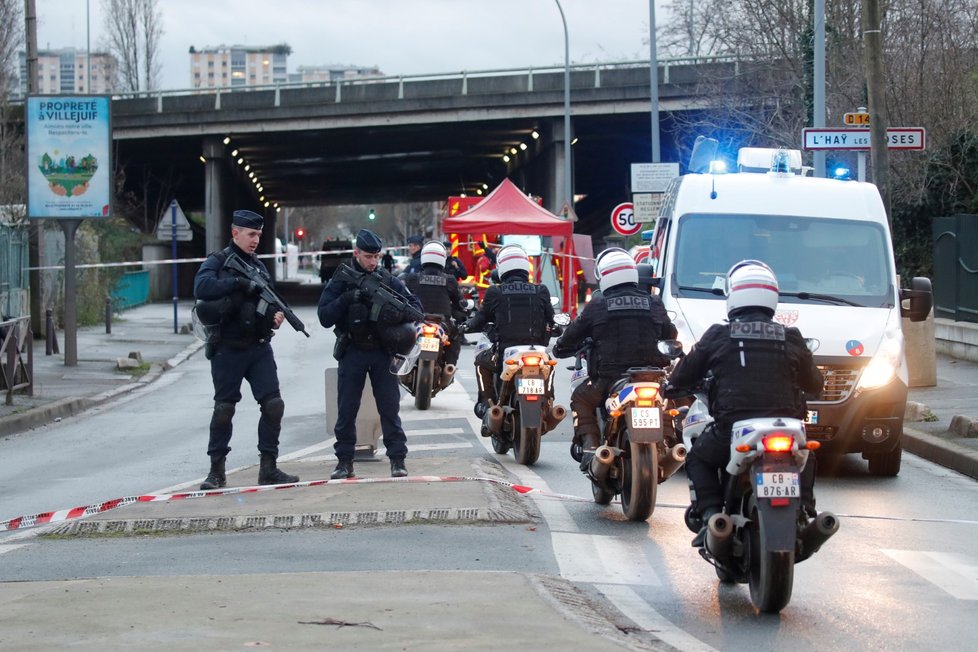 U Paříže útočil muž nožem na kolemjdoucí, policie ho zastřelila (3. 1. 2020).