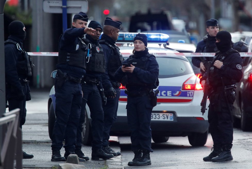 U Paříže útočil muž nožem na kolemjdoucí, policie ho zastřelila (3. 1. 2020).