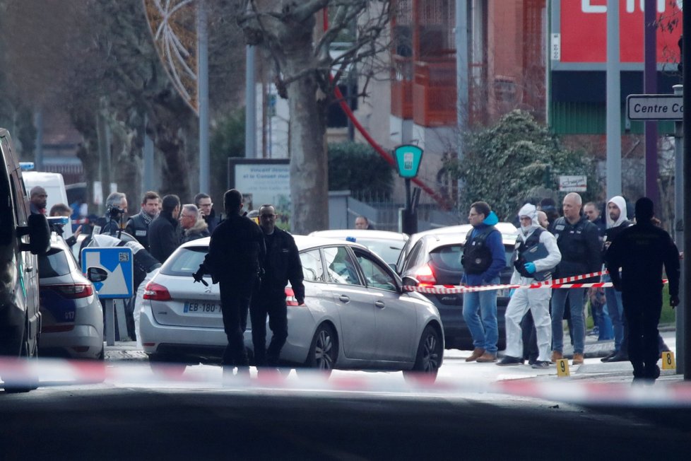 U Paříže útočil muž nožem na kolemjdoucí, policie ho zastřelila (3. 1. 2020).