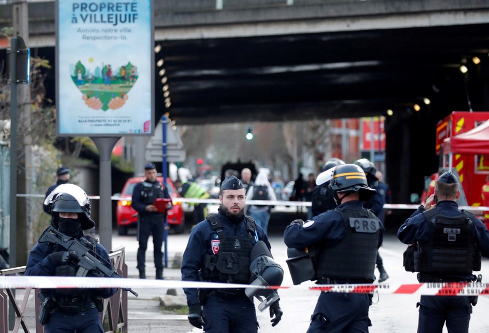 U Paříže útočil muž nožem na kolemjdoucí, policie ho zastřelila (3. 1. 2020).