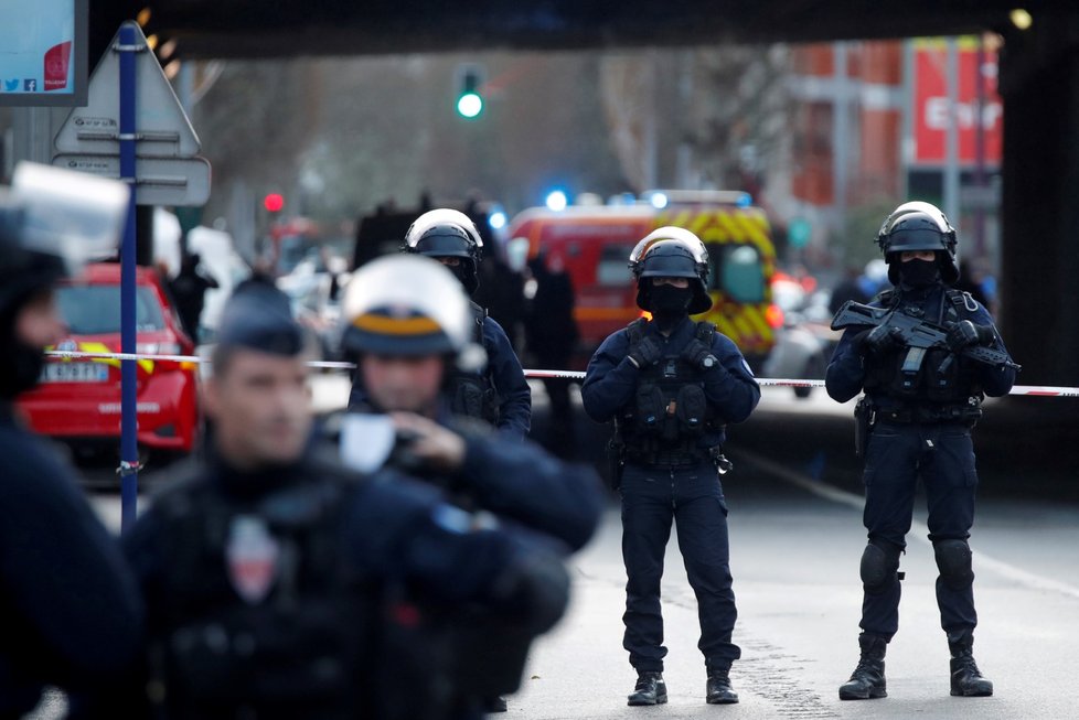 U Paříže útočil muž nožem na kolemjdoucí, policie ho zastřelila (3. 1. 2020).