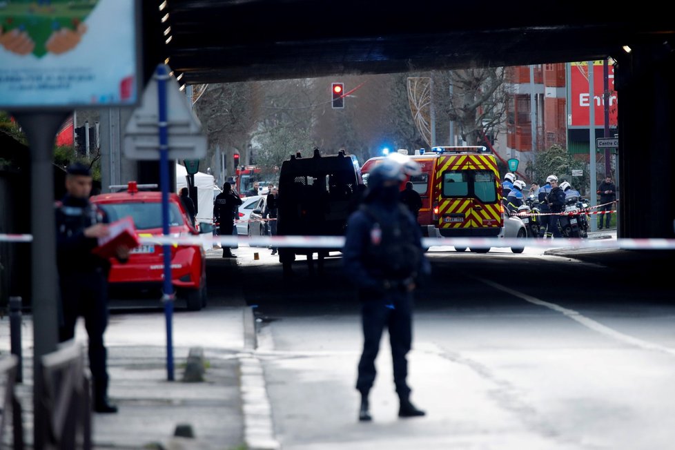 U Paříže útočil muž nožem na kolemjdoucí, policie ho zastřelila (3. 1. 2020).