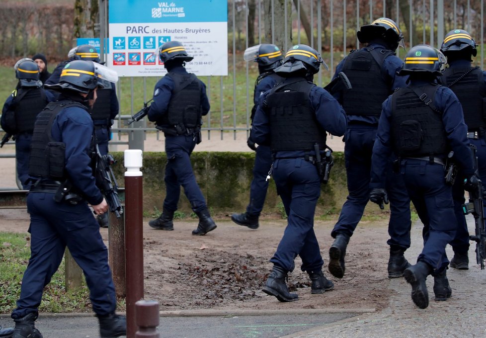 U Paříže útočil muž nožem na kolemjdoucí, policie ho zastřelila (3. 1. 2020)
