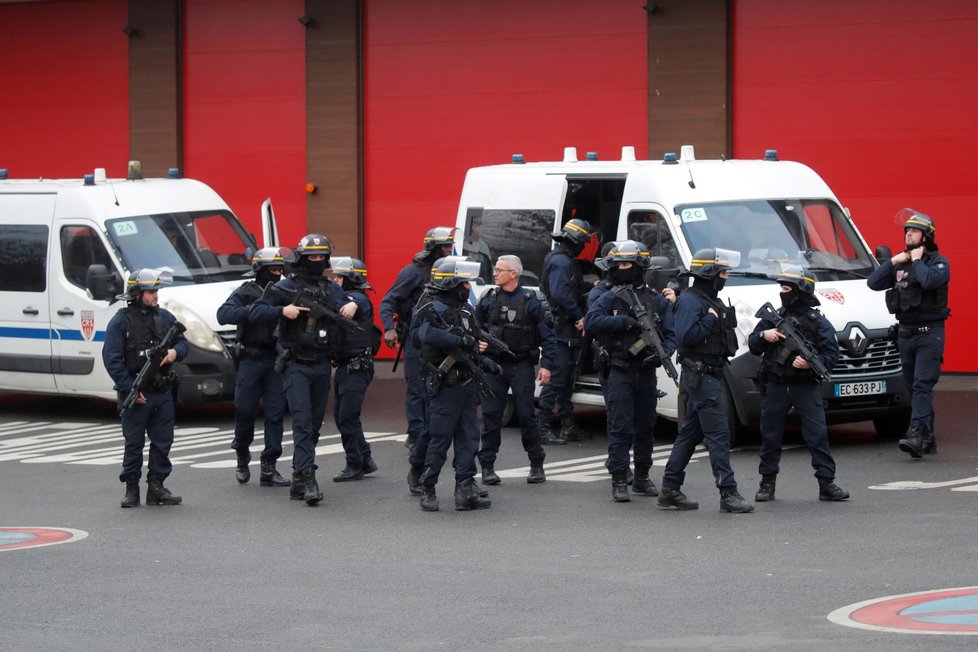 U Paříže útočil muž nožem na kolemjdoucí, policie ho zastřelila (3. 1. 2020).