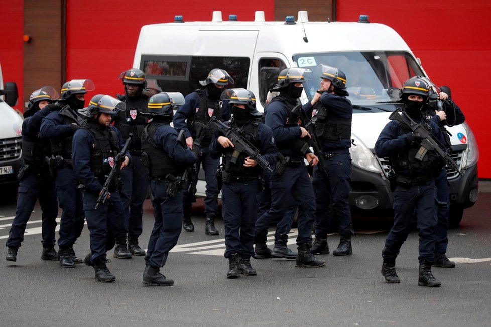 U Paříže útočil muž nožem na kolemjdoucí, policie ho zastřelila (3. 1. 2020).