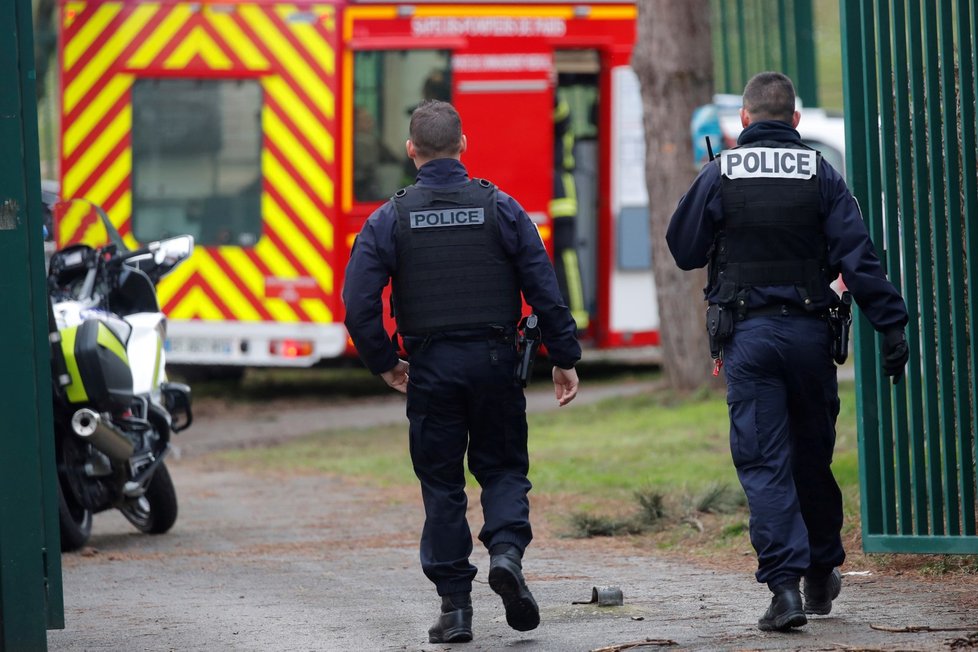 U Paříže útočil muž nožem na kolemjdoucí, policie ho zastřelila. (3. 1. 2020)