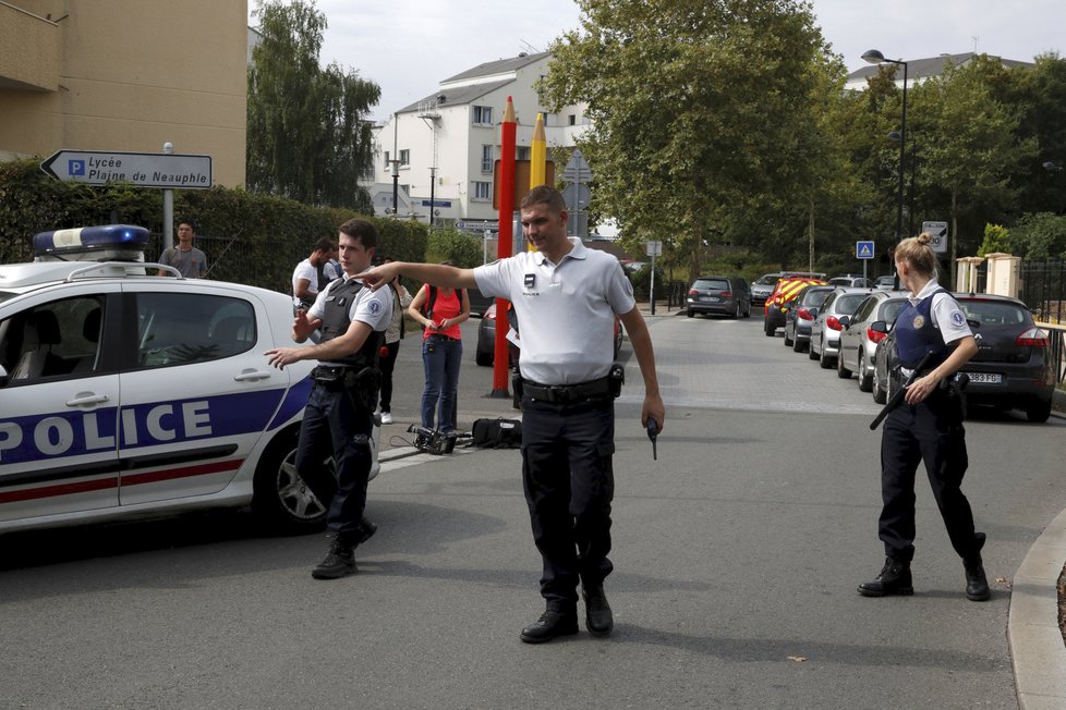 Nedaleko Paříže útočník pobodal několik lidí. Dva lidé zemřeli