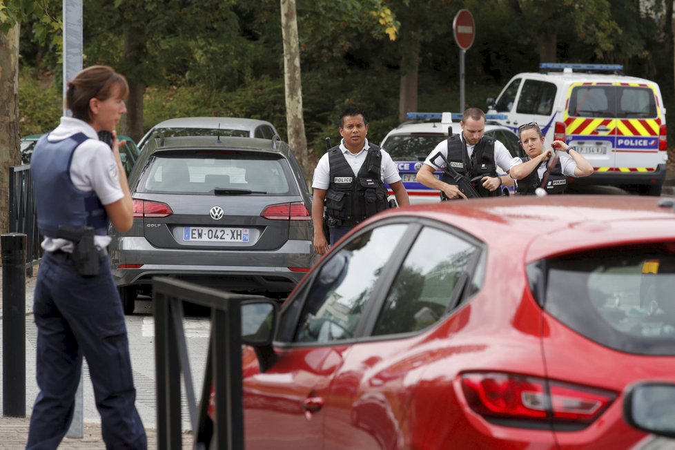 Útočník nedaleko Paříže pobodal několik lidí. Zemřely dvě ženy