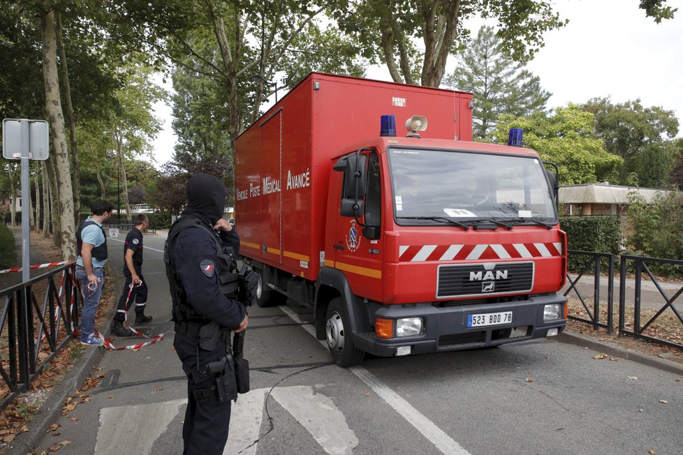 Útočník nedaleko Paříže pobodal několik lidí. Zemřely dvě ženy