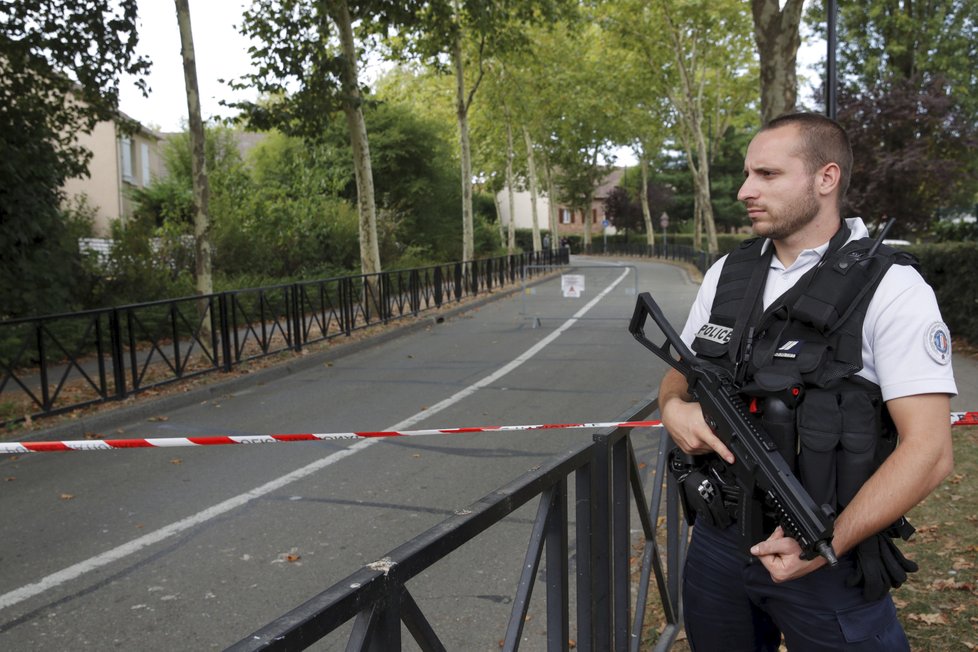 Útočník nedaleko Paříže pobodal několik lidí. Zemřely dvě ženy
