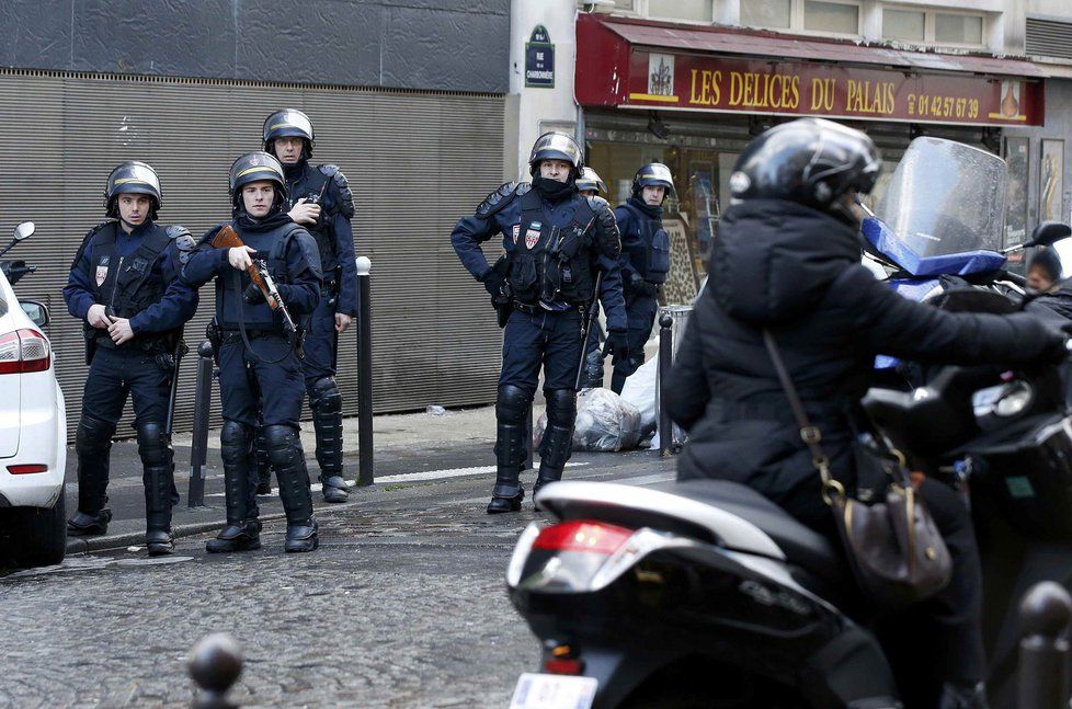 V Paříži zastřelili muže, který chtěl s nožem vniknout na policejní stanici. Zastřelený muž údajně při pokusu vniknout na stanici vykřikoval „Alláhu akbar“ (Bůh je veliký).