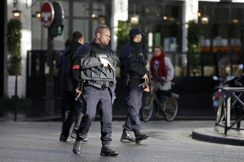 V Paříži zastřelili muže, který chtěl s nožem vniknout na policejní stanici. Zastřelený muž údajně při pokusu vniknout na stanici vykřikoval &#34;Alláhu Akbar&#34; (Bůh je veliký).