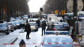 V Paříži zastřelili muže, který chtěl s nožem vniknout na policejní stanici. Zastřelený muž údajně při pokusu vniknout na stanici vykřikoval „Alláhu Akbar“ (Bůh je veliký).
