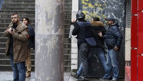 V Paříži zastřelili muže, který chtěl s nožem vniknout na policejní stanici. Zastřelený muž údajně při pokusu vniknout na stanici vykřikoval „Alláhu akbar“ (Bůh je veliký).