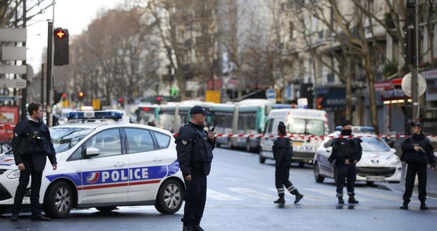 Policista ve Francii zastřelil tři lidi a pak sebe. (ilustrační foto)