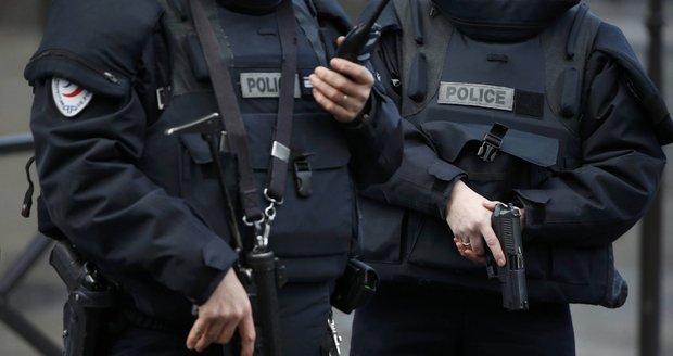 V centru Paříže zasahuje policie. Jde o teroristy?