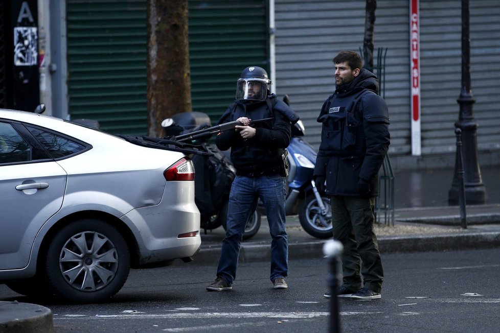 V Paříži zastřelili muže, který chtěl s nožem vniknout na policejní stanici. Zastřelený muž údajně při pokusu vniknout na stanici vykřikoval &#34;Alláhu Akbar&#34; (Bůh je veliký).