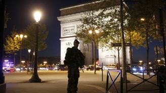 Francouzská policie pátrá po druhém podezřelém z Champs-Élysées