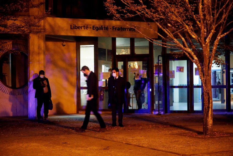 Děsivý útok v Paříži: 18letý mladík sťal na ulici učitele (16. 10. 2020).