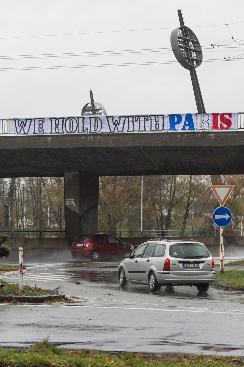 V Hradci Králové se nad silničním okruhem u vysokoškolských kolejí objevil nápis We hold with Paris (Jsme s Paříží - na snímku z 15. listopadu).