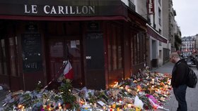 Před restaurací Le Carillon, jedním z míst útoku, lidé shromažďují svíčky a květiny.