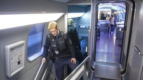 Německá policie kontroluje vlaky TGV mířící do Paříže.