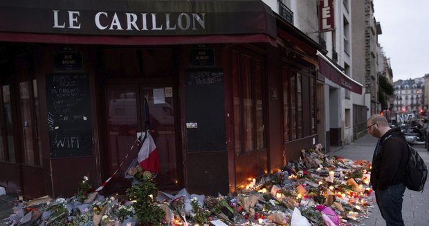 Před restaurací Le Carillon, jedním z míst útoku, lidé shromažďují svíčky a květiny.