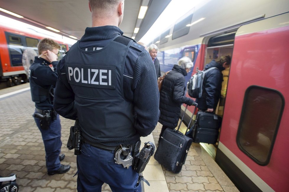 Německá policie kontroluje vlaky TGV mířící do Paříže.