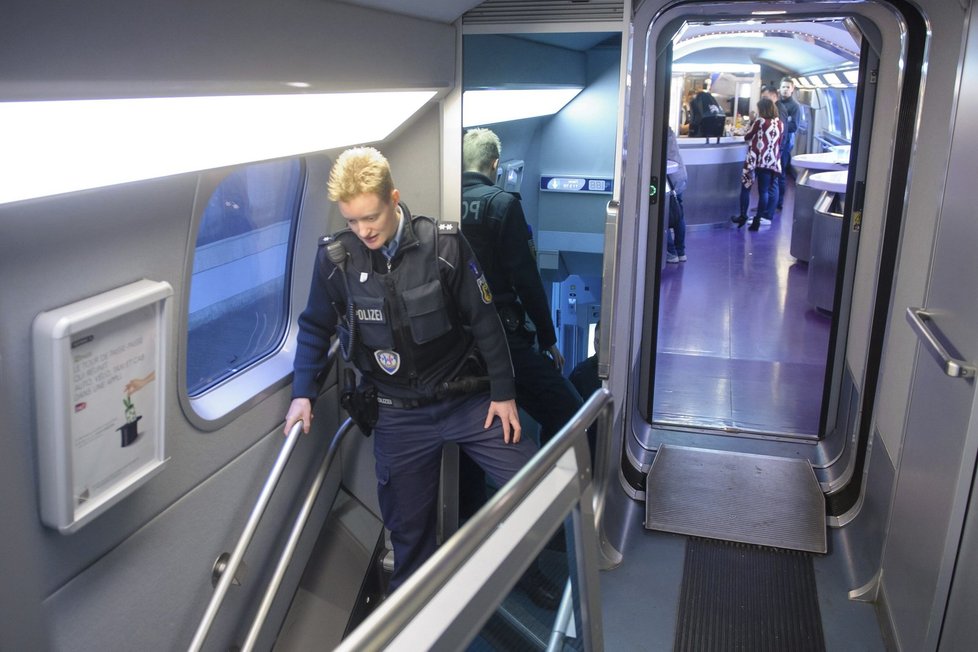 Německá policie kontroluje vlaky TGV mířící do Paříže.