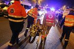 Před klubem Bataclan záchranáři evakuují jednoho z návštěvníků. 13. listopadu 2015 zaútočili teroristé na několika místech v Paříži.