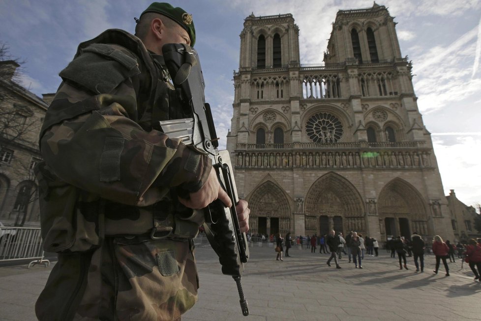 Okolí katedrály Notre-Dame je kvůli teroristickým útokům z minulých let hlídané policií.