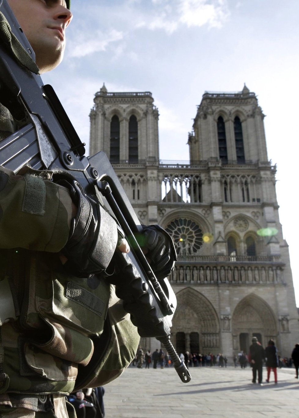 Tak trochu jiné Vánoce. Paříž hlídají desítky policistů a vojáků v důsledku teroristických útoků.