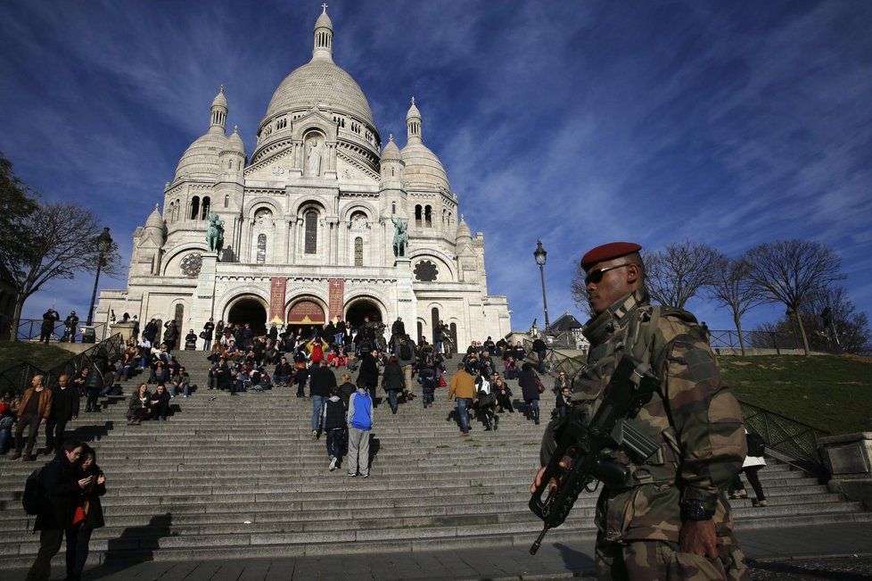 Tak trochu jiné Vánoce. Paříž hlídají desítky policistů a vojáků v důsledku teroristických útoků