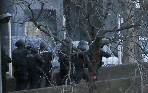 Francouzské zásahové jednotky zabili jak vrahy z pařížské redakce, tak vraha, který zastřelil policistku.