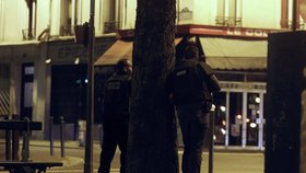 Policie v ulici u restaurace Le Petit Cambodge