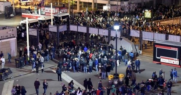 Záhada atentátníků ze stadionu: Neodpálili se v davu, ale o samotě 