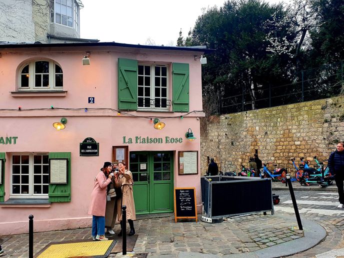 Rue de l'Abreuvoir je jedna z nejstarších ulic na Montmartre. Rue de l'Abreuvoir je jedna z nejstarších ulic na Montmartre.