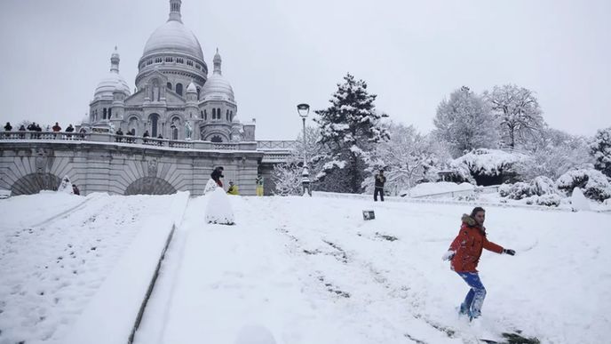 Paříž saháhla sněhová kalamita. Komplikuje dopravu a inspiruje fotografy