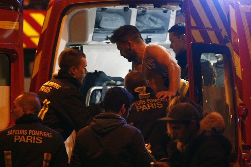 Záchranáři ošetřují stovky zraněných.