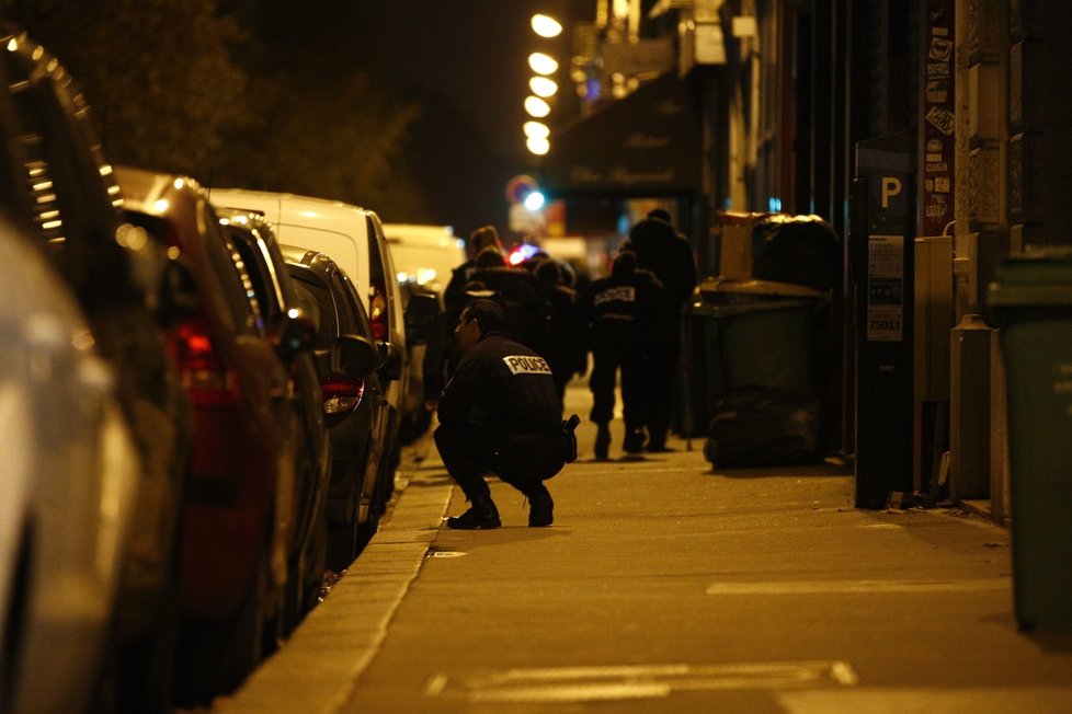 Policie v ulici u restaurace &#39;Le Petit Cambodge&#39;