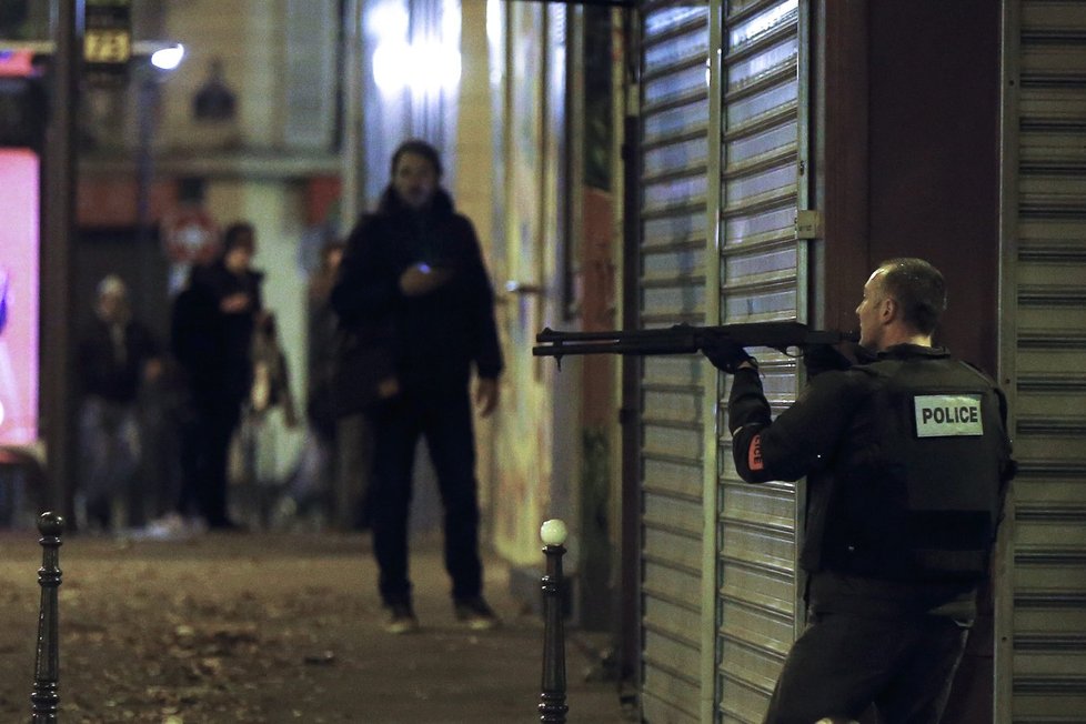 Policie v ulici u restaurace Le Petit Cambodge