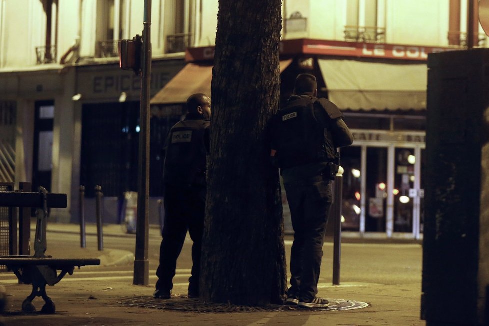 Policie v ulici u restaurace Le Petit Cambodge