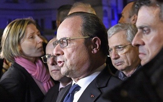 Francouzský prezident Francois Hollande dorazil před hudební klub Bataclan.