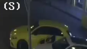 Muž vykradl zaparkované auto v Pařížské ulici. Vzal věci za více než čtvrt milionu korun