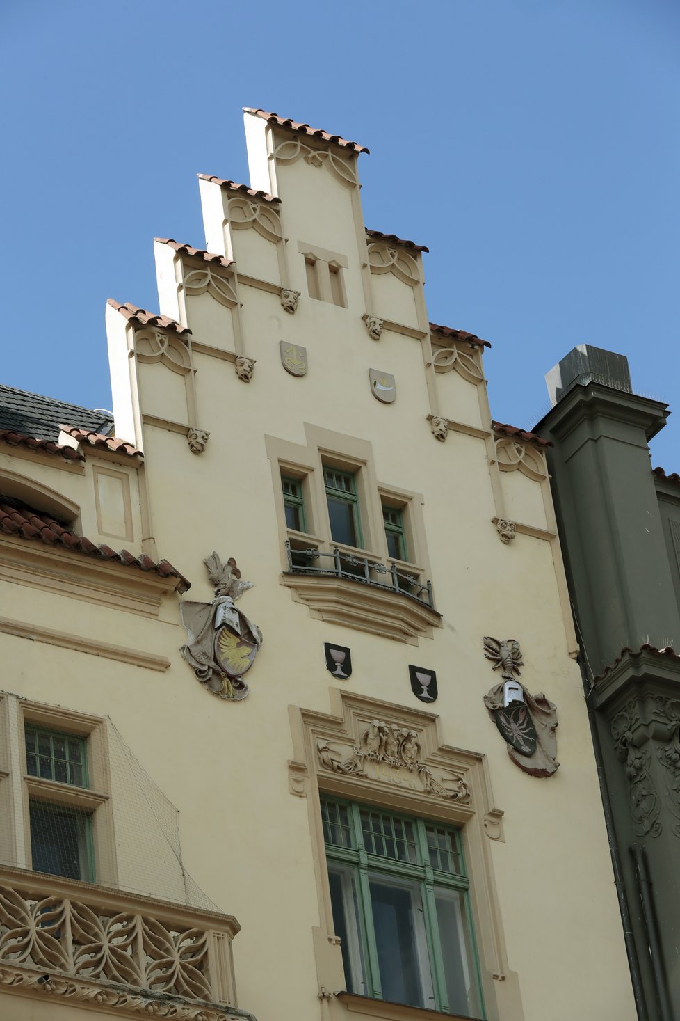 Dům navrhoval známý architekt Matěj Blecha, který má v Praze řadu jiných pozoruhodných staveb.
