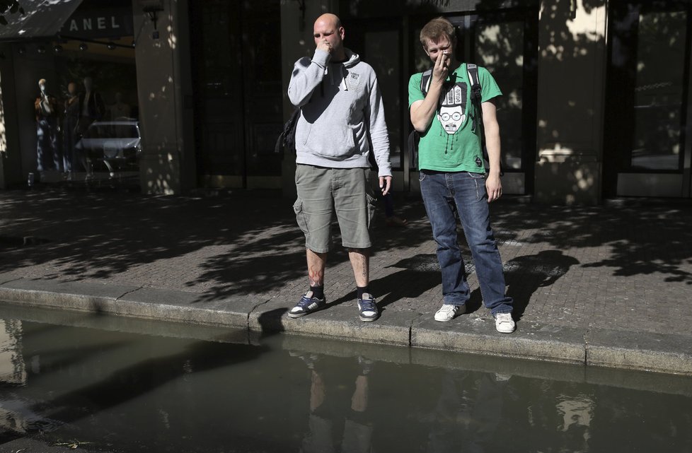 Zápach v Pařížské ulici lidem hodně vadil. „Je to fakt odporný. Člověku se chce až zvracet,“ řekl Michal Illek (vlevo), který chodí do Pařížské opravovat butik.