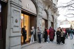 Povánoční nakupování vyhnalo v nejdražší ulici Česka zákazníky až na ulici. (27. prosinec 2022)