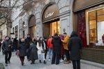 Povánoční nakupování vyhnalo v nejdražší ulici Česka zákazníky až na ulici.