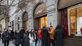 Povánoční nakupování vyhnalo v nejdražší ulici Česka zákazníky až na ulici.