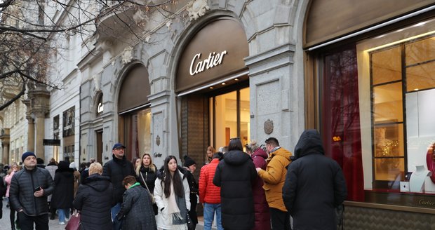 Povánoční nakupování vyhnalo v nejdražší ulici Česka zákazníky až na ulici. (27. prosinec 2022)